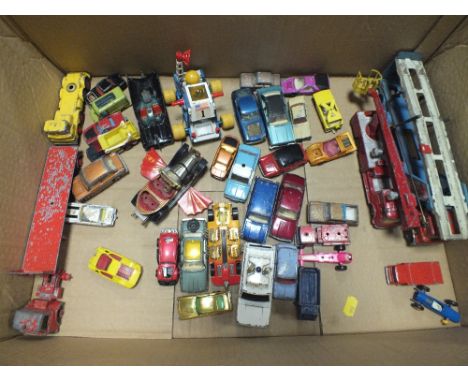 A TRAY OF VINTAGE CORGI AND MATCHBOX TOY CARS AND VEHICLES