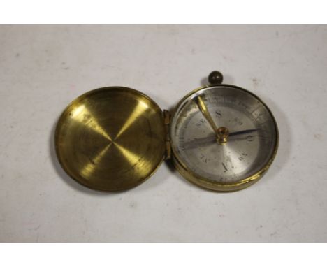 A 19TH CENTURY TYPE POCKET COMPASS, Dia 4 cm