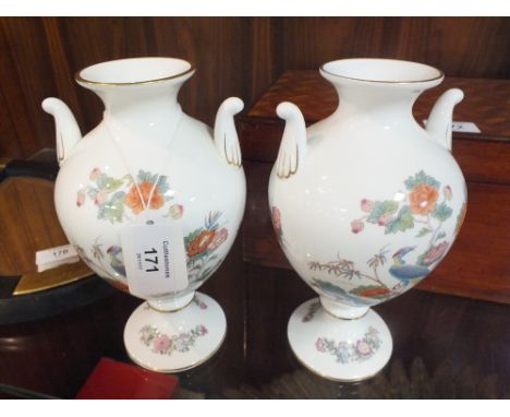 A PAIR OF WEDGWOOD CERAMIC URNS IN THE  'KUTANI CRANE' PATTERN, overall H 21 cm (2)