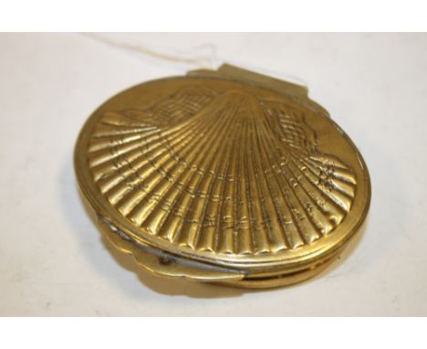 A 19TH CENTURY TYPE BRASS CLAM SHELL SHAPED SNUFF BOX, W 8 cm 