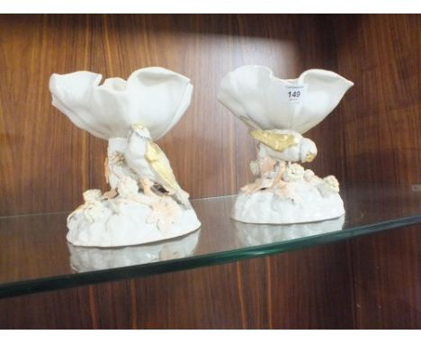 A PAIR OF VINTAGE CERAMIC FOOTED BOWLS WITH BIRD DECORATION