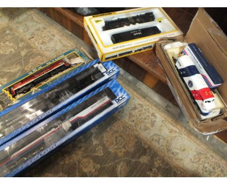 A SELECTION OF BOXED MODEL RAILWAY LOCOMOTIVES TO INCLUDE AHM, DDC, BACHMANN, AMERICAN FREEDOM TRAIN ETC. 