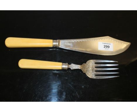 A SET OF HALLMARKED SILVER BONE HANDLED FISH SERVERS BY WILLIAM HUTTON AND SONS LTD - LONDON 1908, L 31 cm