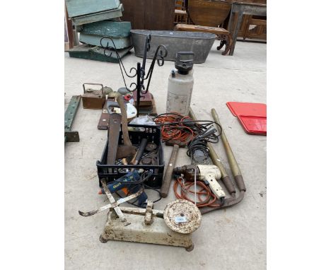 AN ASSORTMENT OF TOOLS TO INCLUDE SCALES, GARDEN SHEARS AND A DRILL ETC 