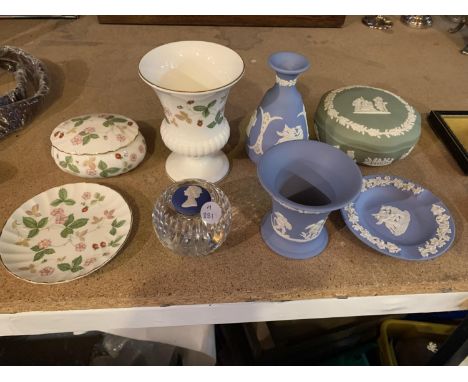 A WEDGWOOD COLLECTION TO INCLUDE SOME BLUE AND WHITE AND "WILD STRAWBERRY" DESIGN TRINKET DISHES ETC 