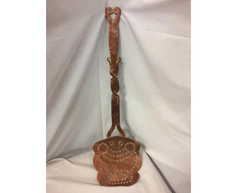 A  VINTAGE DECORATIVE COPPER LADLE LENGTH 60CM 
