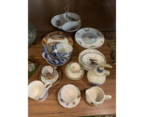 AN ASSORTMENT OF ITEMS TO INCLUDE ORIENTAL STYLE CUPS AND SAUCERS, CHINA CUPS AND SAUCERS, PLATES ETC 