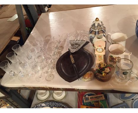 A NUMBER OF ITEMS TO INCLUDE TANKARDS, VASES AND A SMALL FLORAL CLOCK 