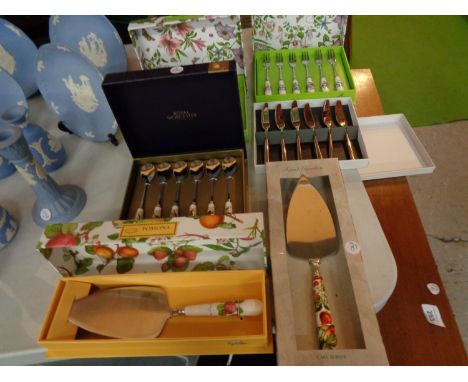A NUMBER OF BOXES OF DECORATIVE FLATWARE TO INCLUDE ROYAL WORCESTER AND PORTMEIRION 