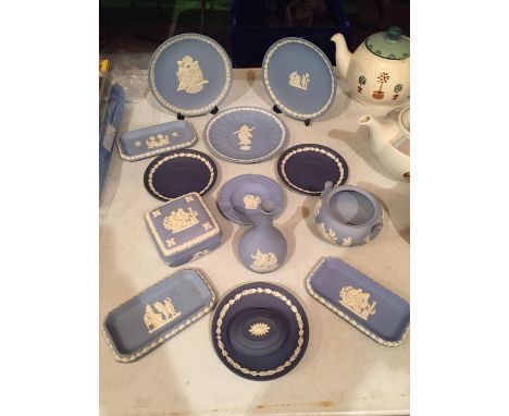 A COLLECTION OF JASPERWARE TO INCLUDE TRINKET DISHES AND BUD VASES 