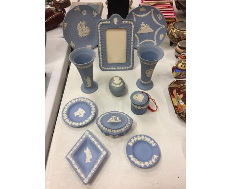 A MIXED COLLECTION OF BLUE AND WHITE WEDGWOOD JASPERWARE TO INCLUDE PLATES, TRINKET BOXES ETC 