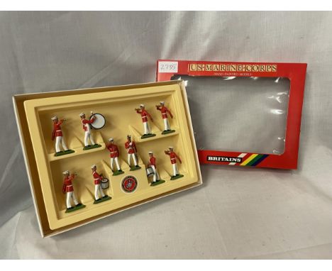 A BOXED BRITAINS US MARINE CORPS TEN PIECE MODEL SOLDIER SET - NUMBER 7305 