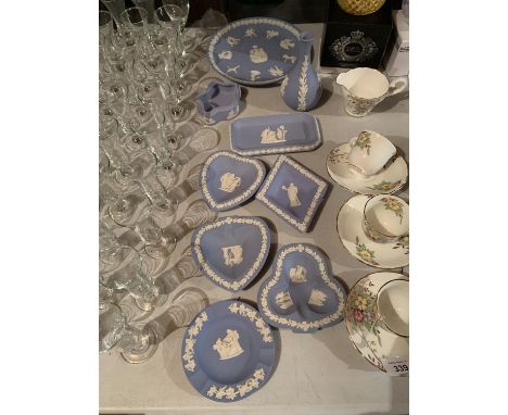 A COLLECTION OF WEDGWOOD JASPERWARE TO INCLUDE SIX TRINKET DISHES A SMALL VASE AND PLATE 