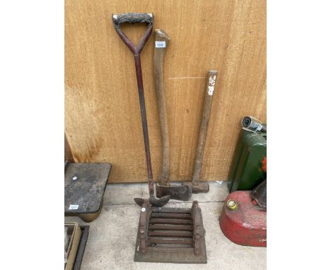 AN ASSORTMENT OF VINTAGE ITEMS TO INCLUDE A BOOT SCRAPER, AXE AND SLEDGE HAMMER ETC 