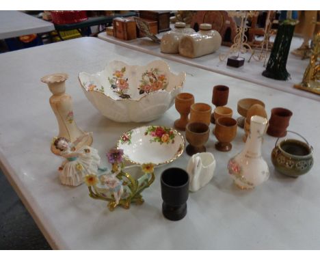 A COLLECTION OF CERAMICS TO INCLUDE A BUD VASE, CANDLESTICK AND BOWL ETC 