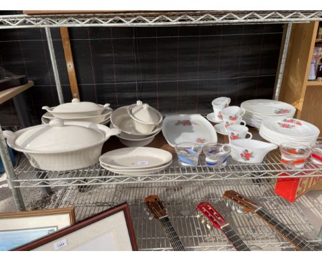 AN ASSORTMENT OF CERAMIC AND GLASS WARE TO INCLUDE SERVING DISHES, PLATES AND BOWLS ETC 