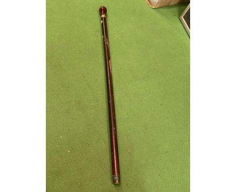 A BRASS BOUND WALKING CANE OF WHICH THE TOP UNSCREWS TO REVEAL AN INNER FLASK AND TWO SILVER COLOURED DRINKING VESSSELS 