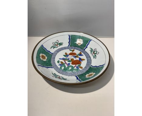AN ORIENTAL STYLE BRASS AND CERAMIC WALL HANGINF PLAQUE 