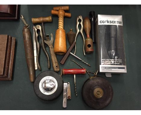 A SELECTION OF HOUSEHOLD TOOLS TO INCLUDE CORKSCREWS, TAPE MEASURES AND NUT CRACKERS 