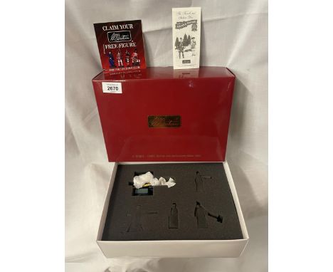 A BOXED BRITIANS THE FRENCH AND INDIAN WAR RED COATS AND BLUE COATS FIVE PIECE MODEL SOLDIER SET - NUMBER 43144 