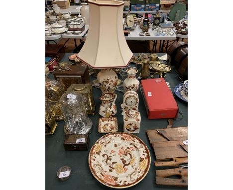 A COLLECTION OF MASONS "BROWN VELVET" TO INCLUDE A TABLE LAMP BASE AND SHADE H 58CM , DINNER PLATE , JUG ,  CLOCK, ETC 