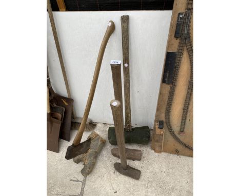 AN ASSORTMENT OF TOOLS TO INCLUDE AN ELWELL TREE FELLING AXE DATED 1955 AND MARKED WITH MOD CROWS FOOT, TWO SLEDGE HAMMERS AN