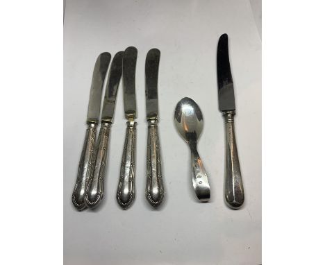 SIX ITEMS OF SILVER TO INCLUDE FIVE HALLMARKED SHEFFIELD HANDLED KNIVES AND A HALLMARKED SHEFFIELD SPOON 