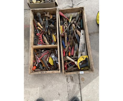 AN ASSORTMENT OF HAND TOOLS TO INCLUDE SCREW DRIVERS, FILES AND A SAW ETC 