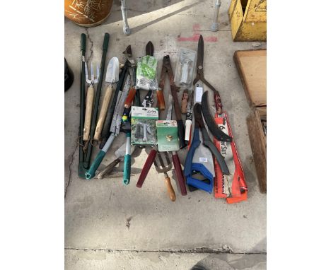 AN ASSORTMENT OF GARDEN TOOLS TO INCLUDE SHEARS, TROWELS AND SAWS ETC 