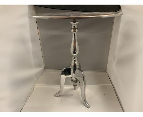 A CHROME AND WHITE METAL SIDE TABLE ON TRIPOD LEGS 