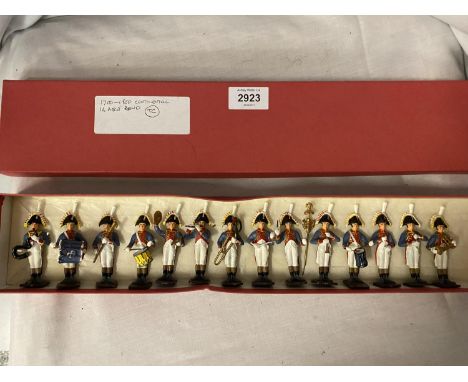 A BOX CONTAINING UNBOXED 14 PIECE 18TH CENTURY MODEL METAL CONTINENTAL MILITARY MARCHING BAND - MARKED TC TO BASE 