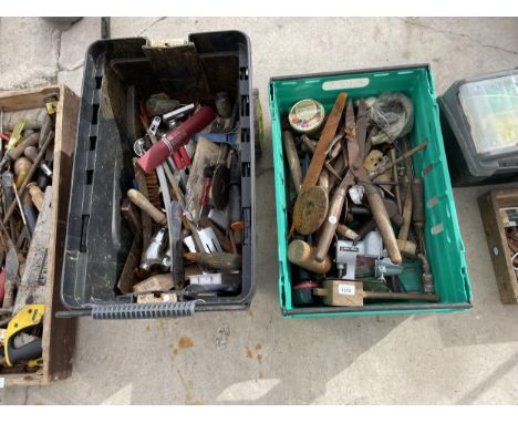 AN ASSORTMENT OF TOOLS TO INCLUDE SHEARS, HAMMERS AND A MORTISE GAUGE ETC 