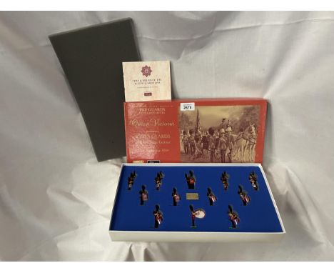 A BOXED BRITIANS SCOTS GUARDS BAND OF THE PIPES AND DRUMS 1899 MODEL SOLDIER SET NUMBER 00214 