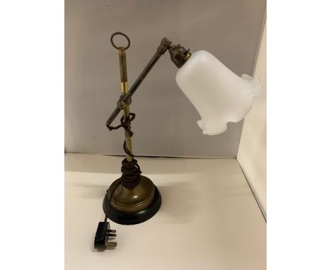 A VINTAGE BRASS LAMP WITH HEIGHT ADJUSTABLE ARM AND A DECORATIVE WHITE GLASS FLUTED SHADE 