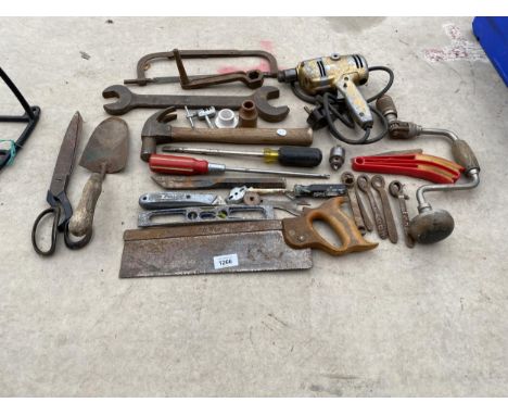 AN ASSORTMENT OF VINTAGE HAND TOOLS TO INCLUDE AN ELECTRIC DRILL, BRACE DRILL AND HAMMERS ETC 