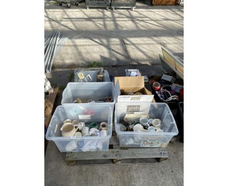AN ASSORTMENT OF HOUSEHOLD CLEARANCE ITEMS TO INCLUDE CERAMIC STEINS, GLASS WARE AND CDS ETC 