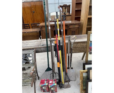 AN ASSORTMENT OF GARDEN TOOLS TO INCLUDE SHOVELS, FORKS AND RAKES ETC 