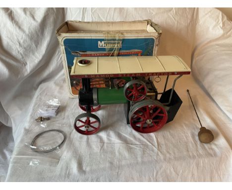 A BOXED MAMOD MODEL TRACTION ENGINE WITH STEERING ROD, DRIVE WIRE, FUNNEL AND SPARE BOILER CAP (BOX DAMAGED) 