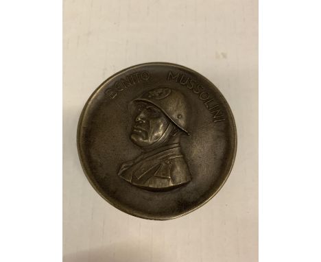 A GERMAN STYLE SNUFF BOX DEPICTING BENITO MUSSOLINI 