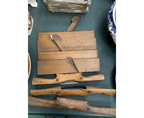 A VINTAGE COLLECTION OF THREE SPOVE SPADES AND TWO MOULDING TOOLS 