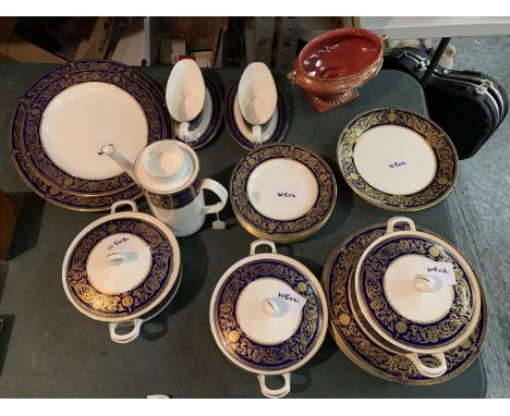A ROYAL WORCESTER SANDRINGHAM DINNER SERVICE TO INCLUDE EIGHT LARGE DINNER PLATES, TEN SIDE PLATES, A COFFEE POT, THREE LIDDE