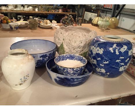 A COLLECTION OF BLUE AND WHITE CERAMIC WARE TO INCLUDE BOWLS AND VASES 