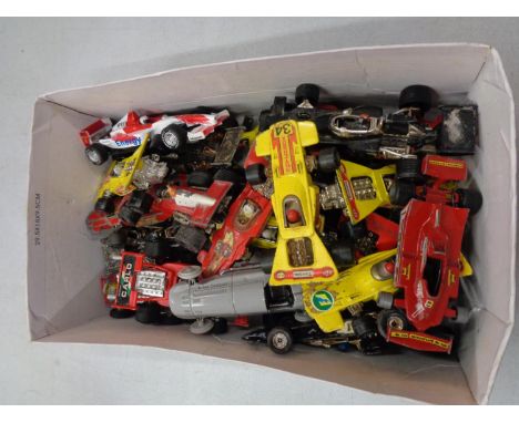 A QUANTITY OF DIECAST F1 CARS APPROXIMATELTY 1:43 SCALE 