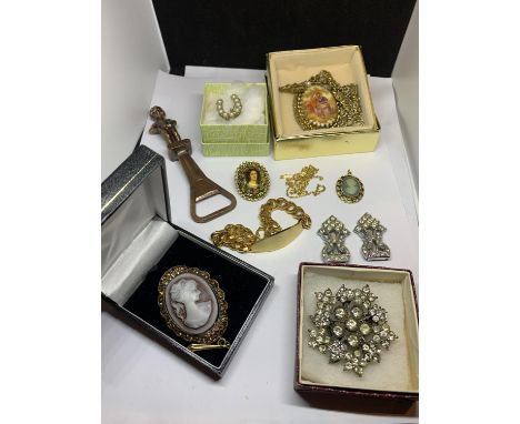 A QUANTITY OF GOOD QUALITY COSTUME JEWELLERY TO INLCUDE BROOCHES A CAMEO, IDENTITY BRACELET, SCARF CLIP ETC SOME WITH PRESENT