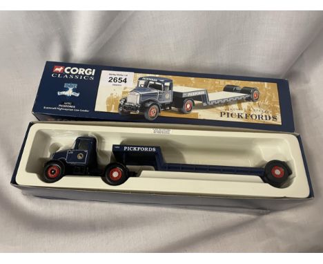 A BOXED LIMITED EDITION [16702] CORGI PICKFORDS SCAMMELL HIGHWAY MAN LOW LOADER 1:50 SCALE 