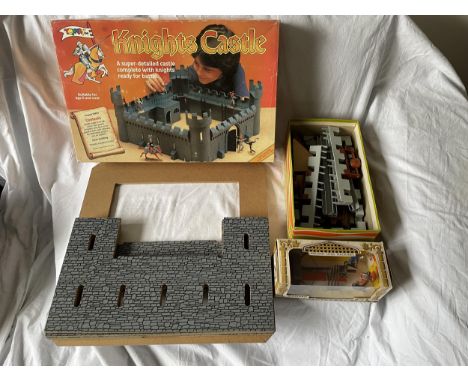 VARIOUS MODEL CASTLE PARTS AND A BOXED BRITAINS MEDIEVAL BALISTA NUMBER 4676 
