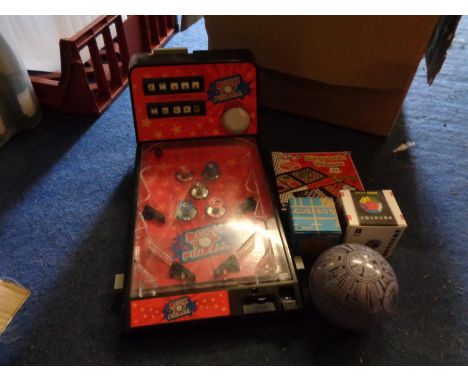 A VARIETY OF TOYS TO INCLUDE A DESK TOP PINBALL, STAR WARS TOP TRUMPS, MAGNETIC 4 IN 1 GAME AND PUZZLES 