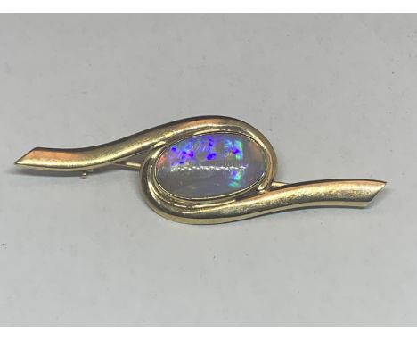 A 9 CARAT GOLD BROOCH ON A TWIST WITH A LARGE CENTRE OPAL IN A PRESENTATION BOX 