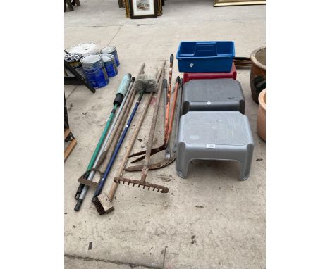 AN ASSORTMENT OF GARDEN TOOLS TO INCLUDE SHEARS, HOES AND SEATS ETC 