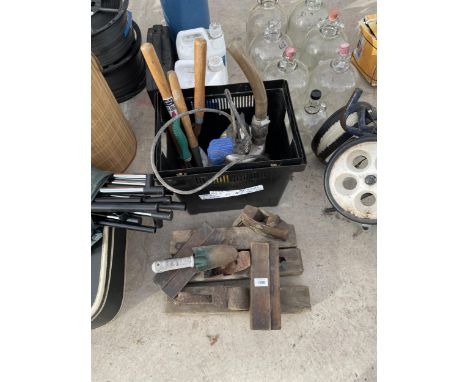 AN ASSORTMENT OF TOOLS TO INCLUDE FOUR VINTAGE WOOD PLANES, A WATER PUMP AND SHEARS ETC 